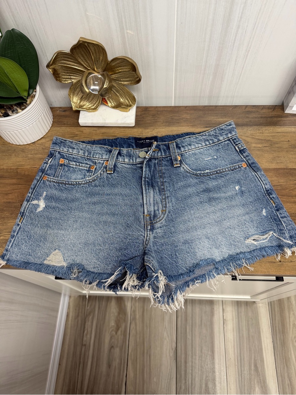 Lucky Brand Boy Mid Rise
Denim Shorts Blue Distressed